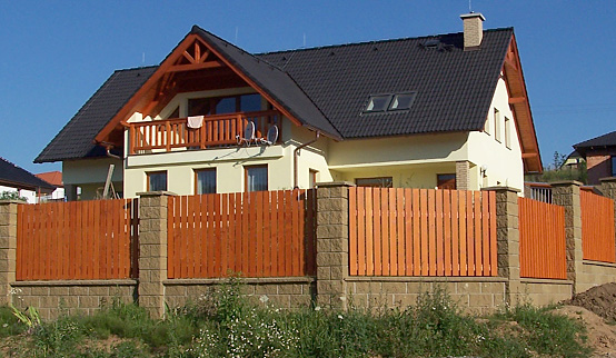 stavba plotu z KB bloků v kombinaci se dřevem